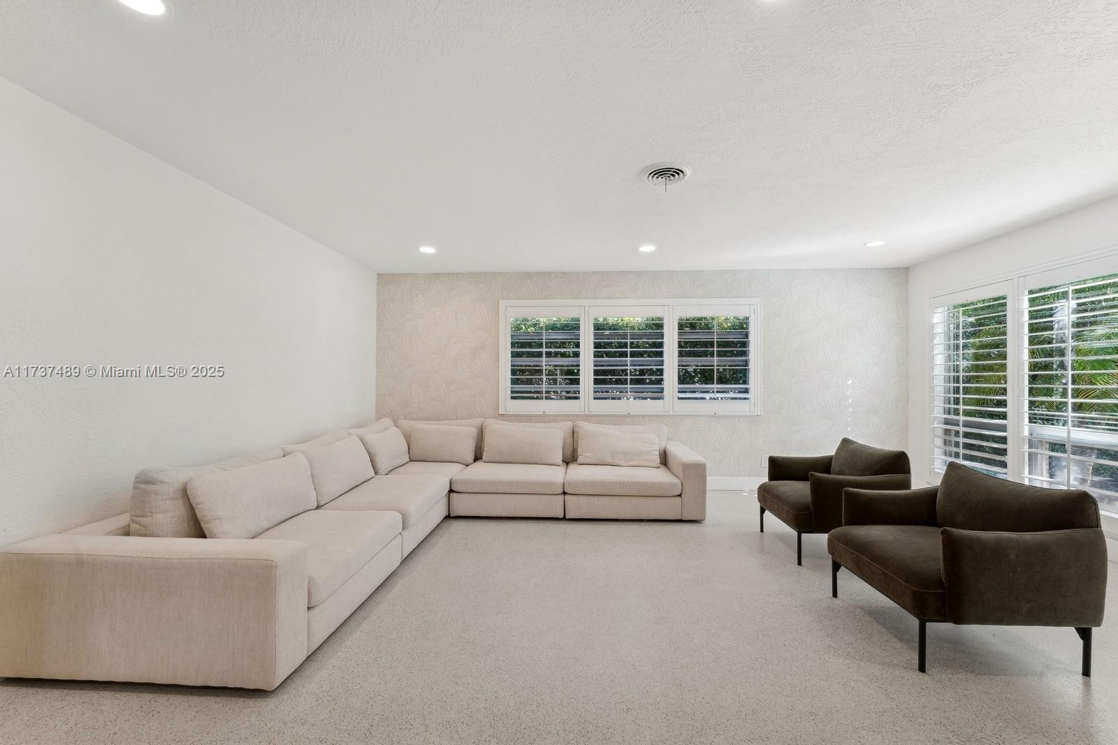 HOLLYWOOD LAKES SECTION - Residential