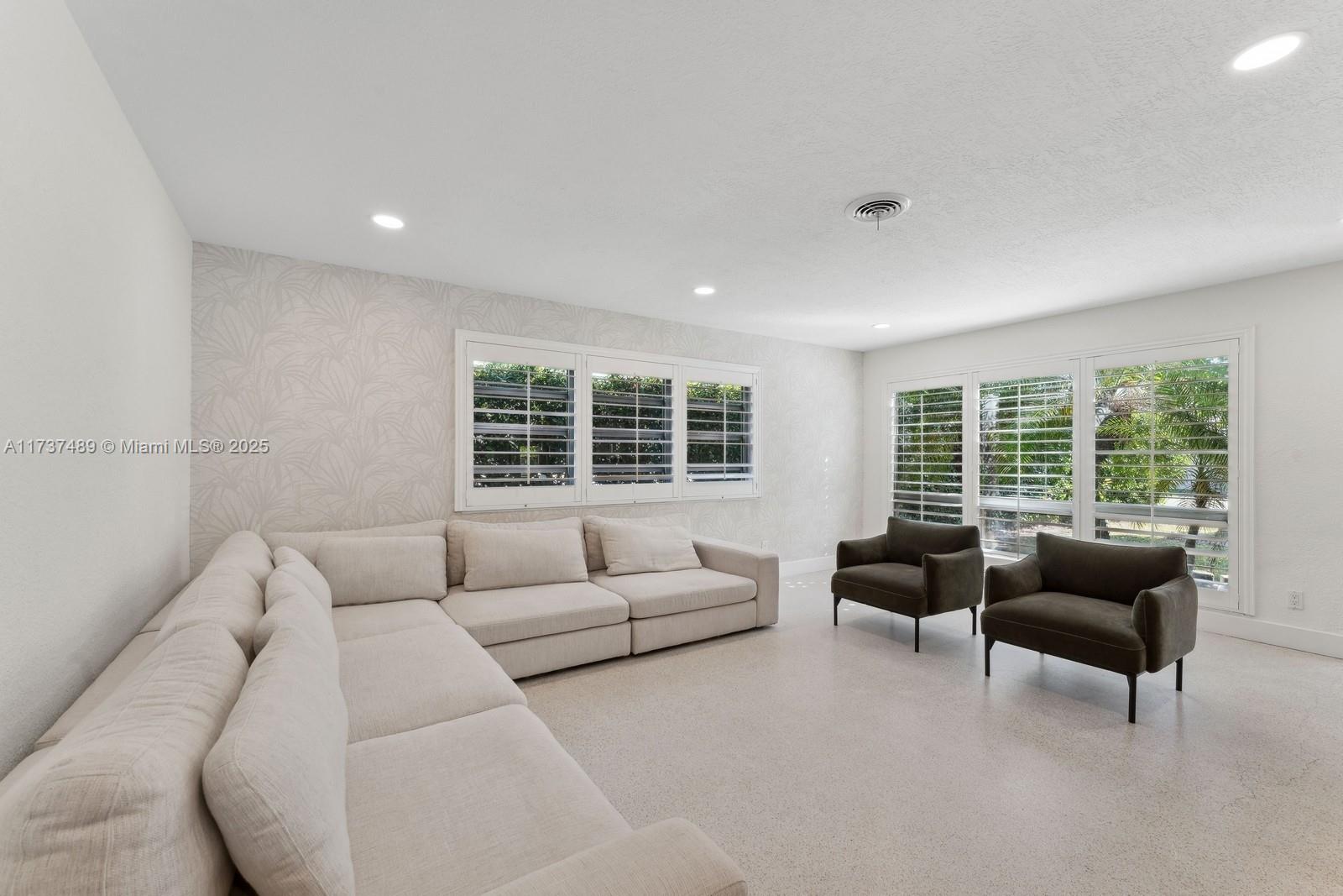 HOLLYWOOD LAKES SECTION - Residential