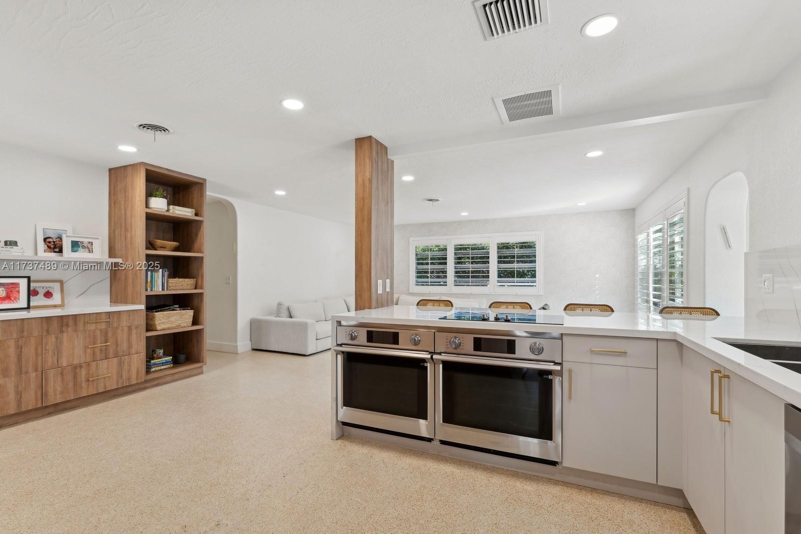 HOLLYWOOD LAKES SECTION - Residential