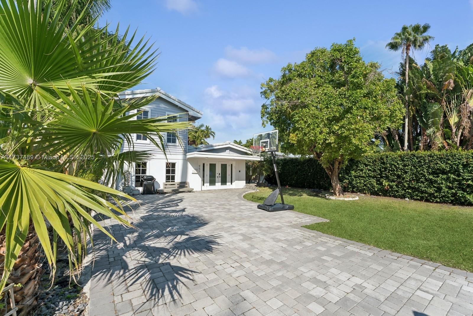 HOLLYWOOD LAKES SECTION - Residential