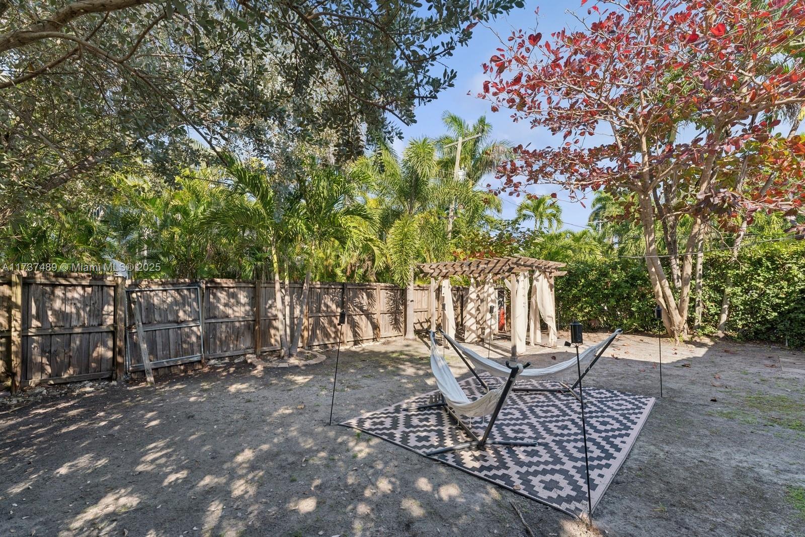 HOLLYWOOD LAKES SECTION - Residential