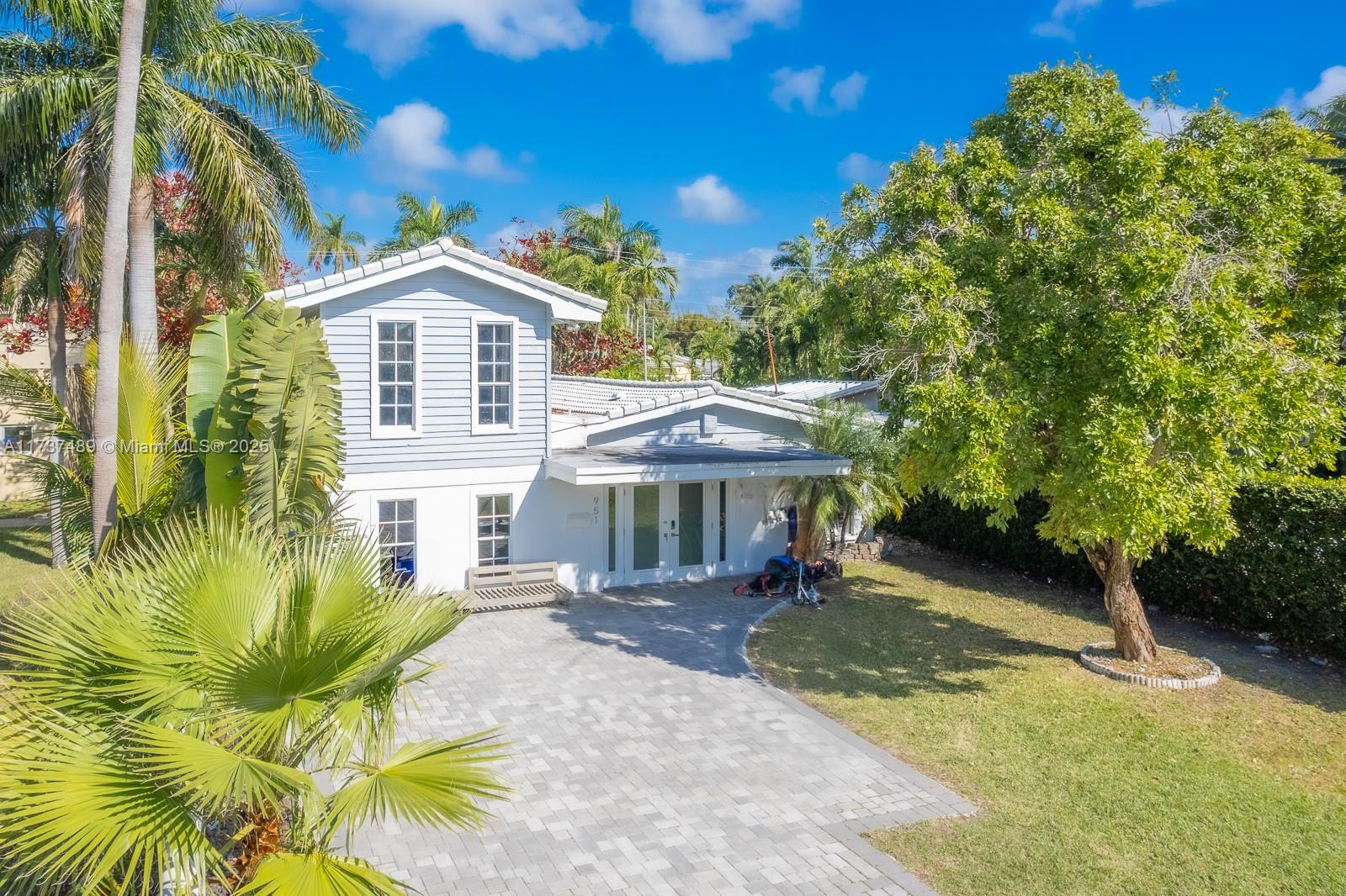HOLLYWOOD LAKES SECTION - Residential