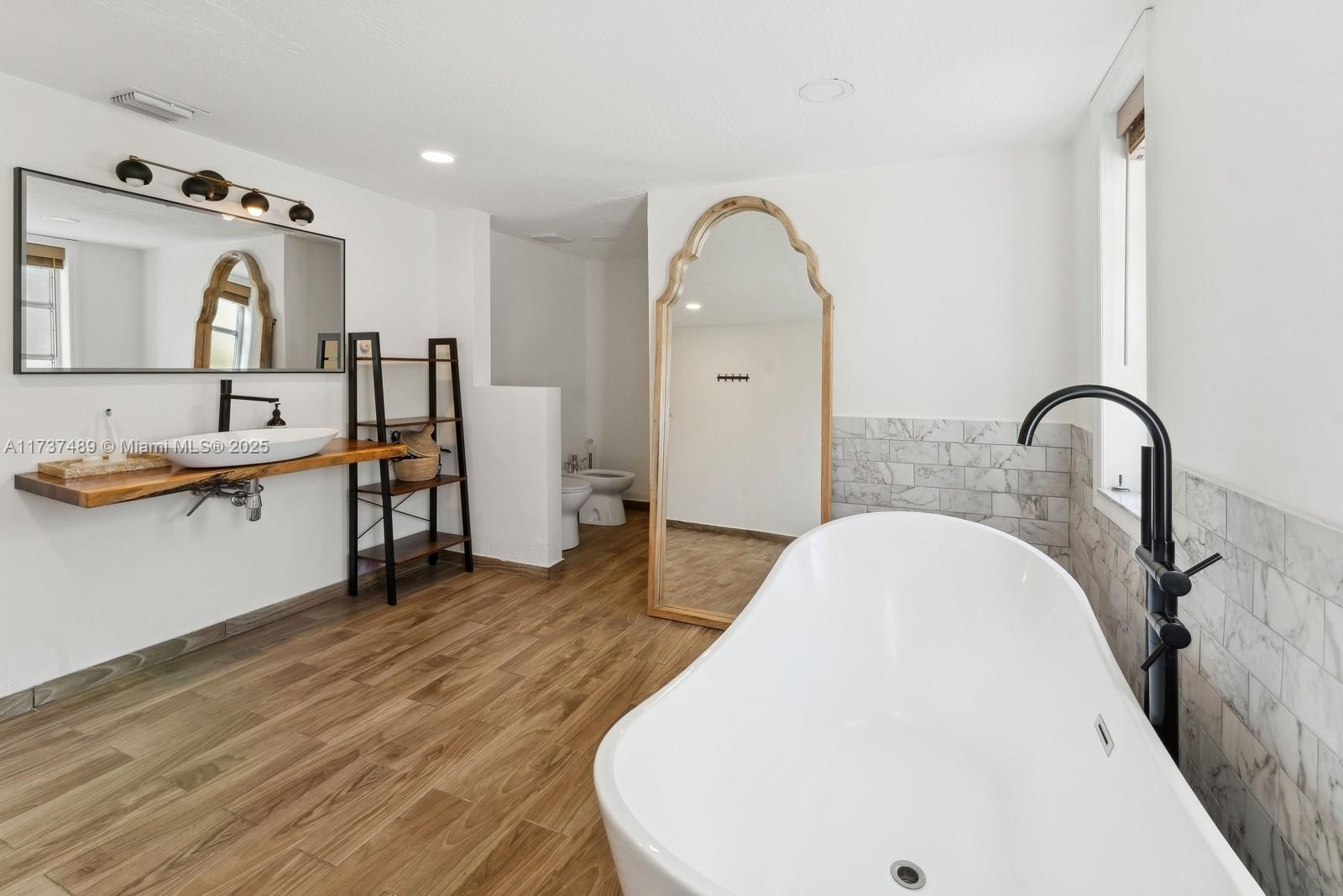 HOLLYWOOD LAKES SECTION - Residential