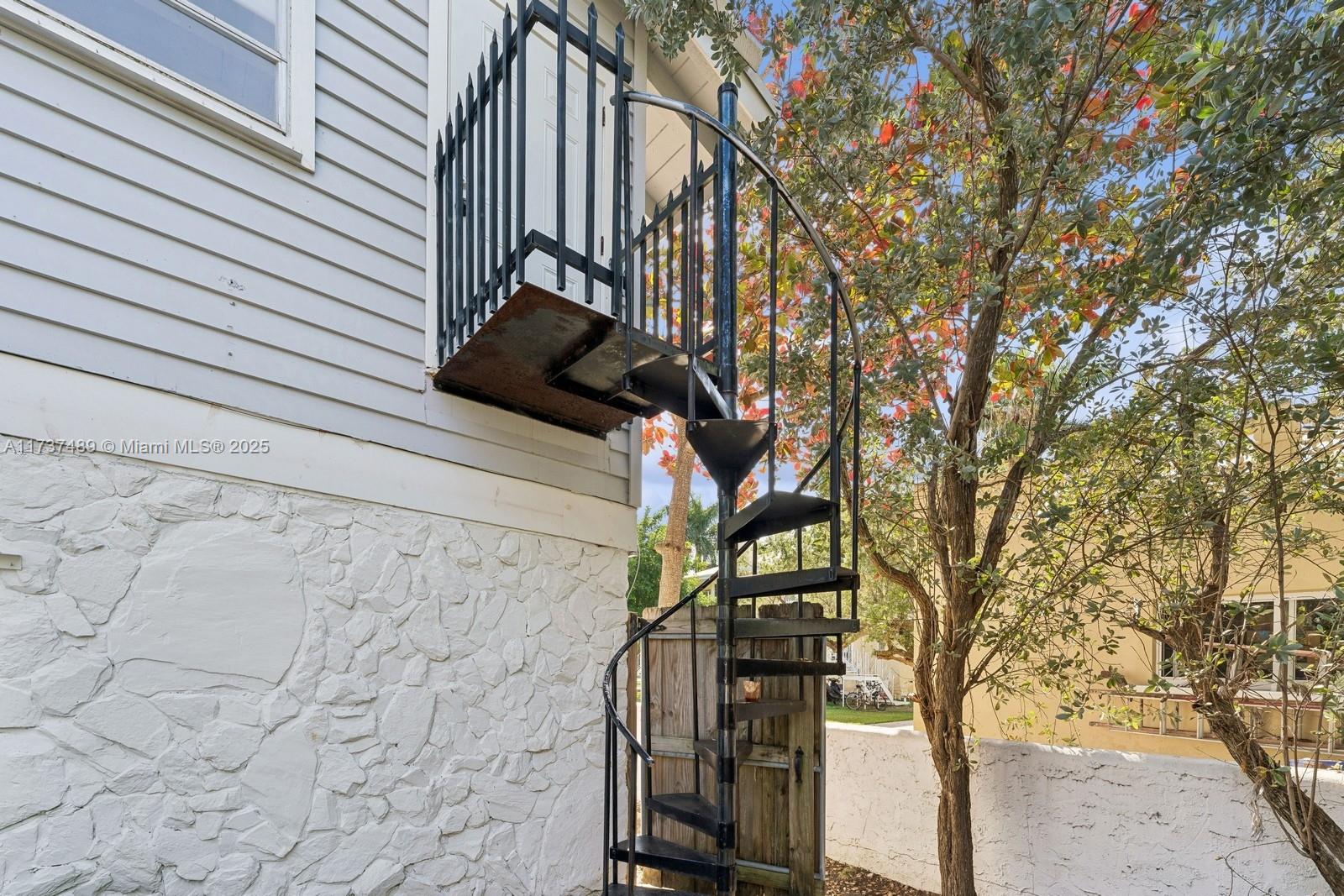 HOLLYWOOD LAKES SECTION - Residential