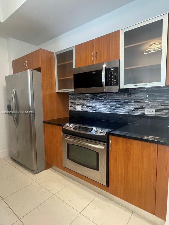 Clean and modern one-bedroom unit in the centrally located Venture at Aventura, this very chic condo is located within walking distance to marinas, house of worship, grocery stores, coffee shops, restaurants, and much more. The unit features 12 ft ceiling, blackout blinds, hurricane-proof glass doors and windows, nice recently done luxury vinyl flooring, a roman bathtub, open kitchen concept, nice stainless steel appliances, and full-size washer and dryer. Pets allowed with a fee, condo common areas include 4 pools, fitness center, massage room, movie theater, conference room, concierge service, valet parking, and management office onsite. Tenant occupied until Sept 23, 2025