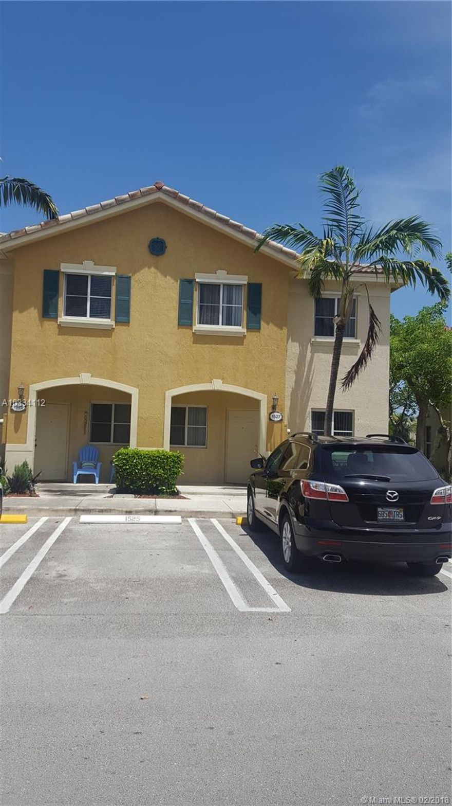 3/2.5 TWO STORY LAKEFRONT CORNER UNIT TOWNHOUSE IN VENETIA GROVES. TILES THRU-OUT INCLUDING BEDROOMS. SECURITY GUARD AT THE ENTRANCE.