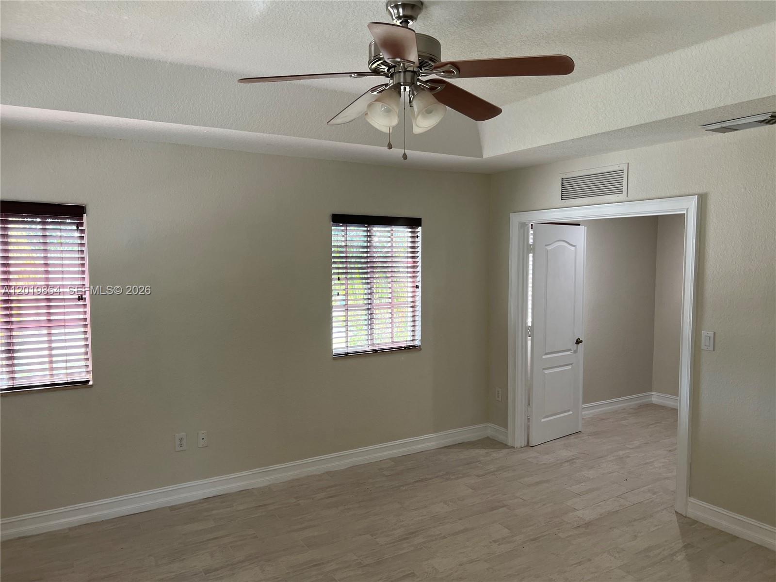 MANDARIN LAKES - Residential