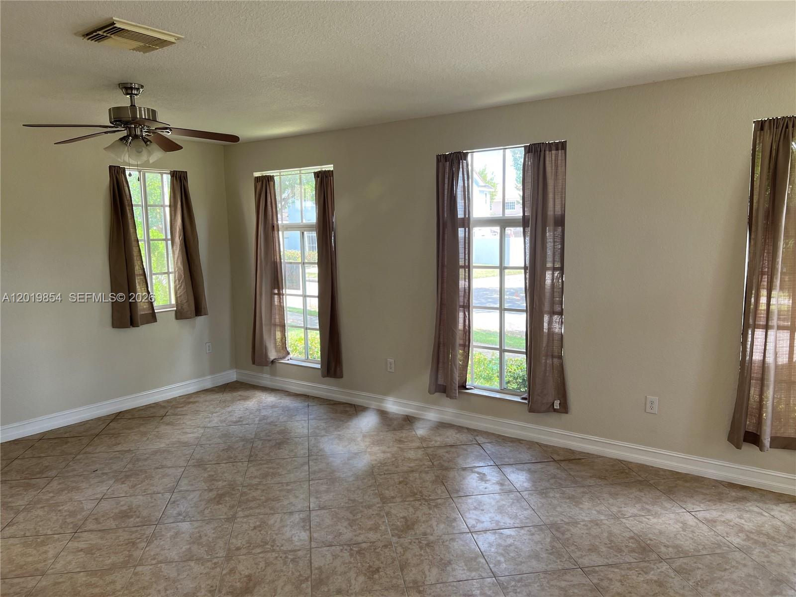 MANDARIN LAKES - Residential