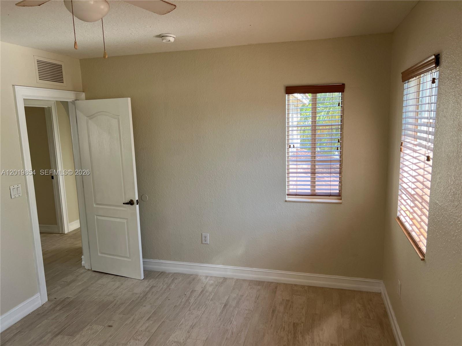 MANDARIN LAKES - Residential
