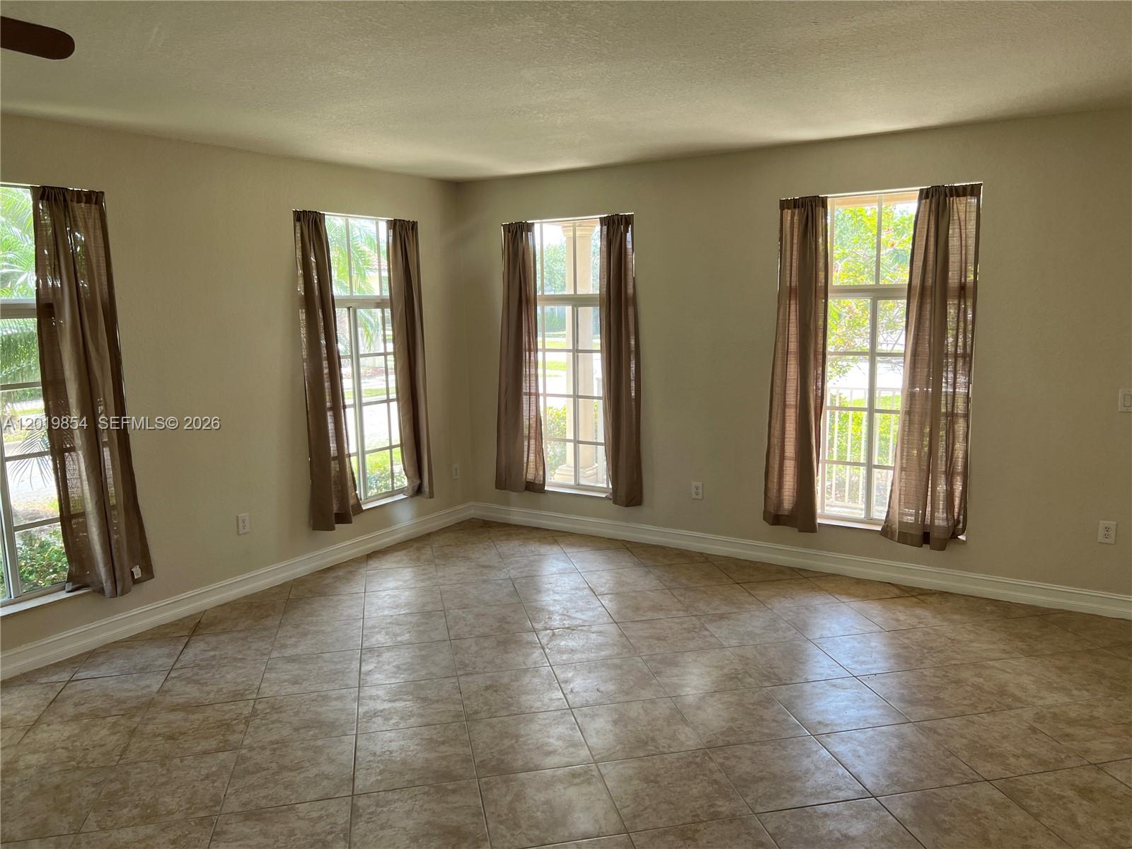 MANDARIN LAKES - Residential