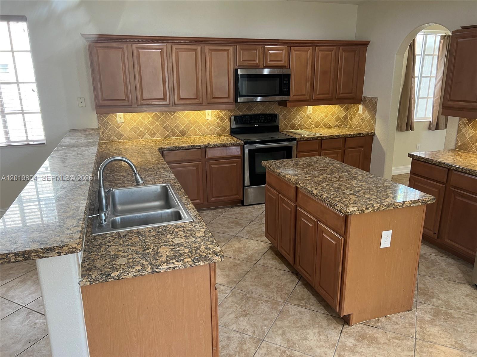 MANDARIN LAKES - Residential