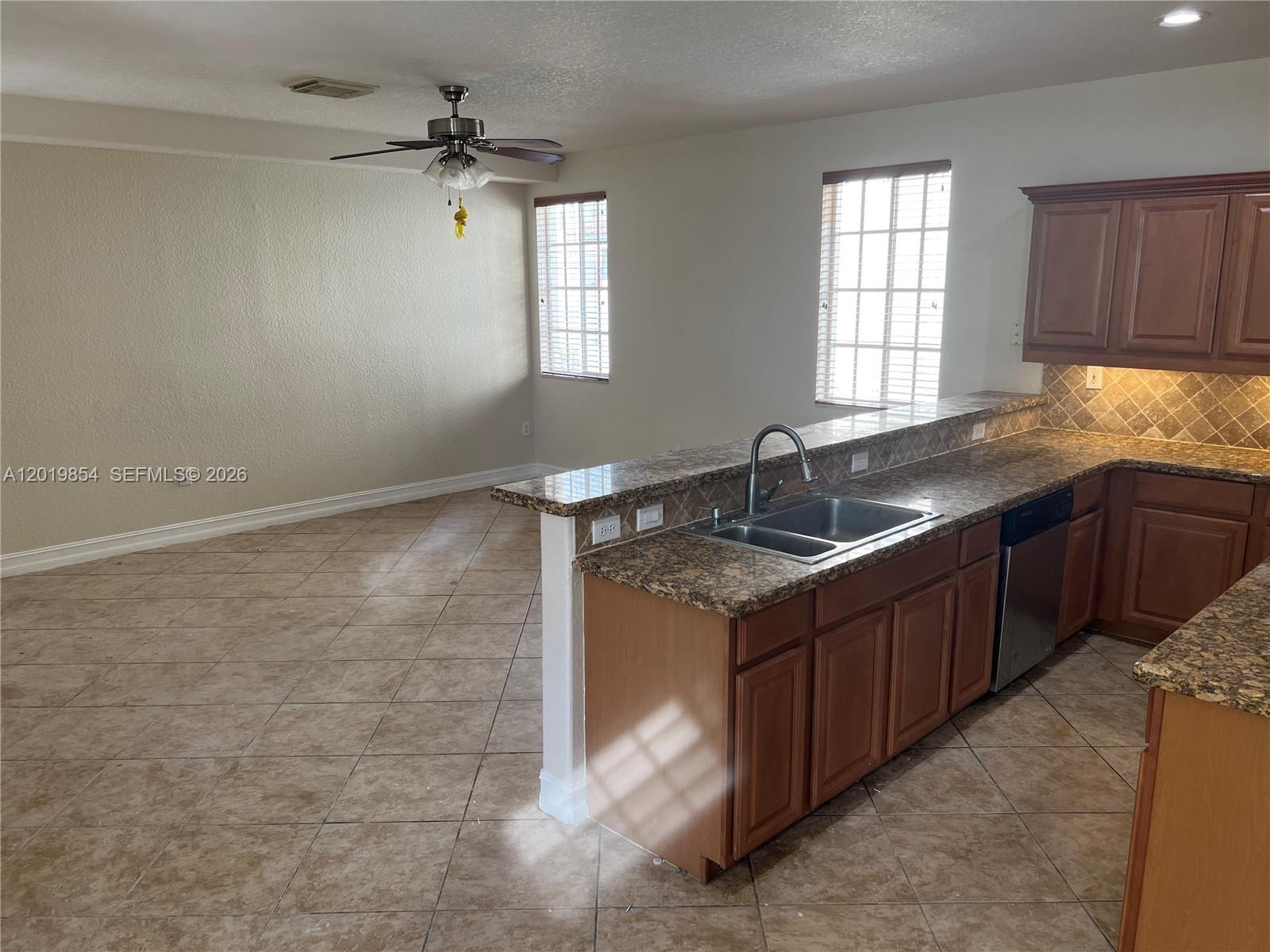 MANDARIN LAKES - Residential