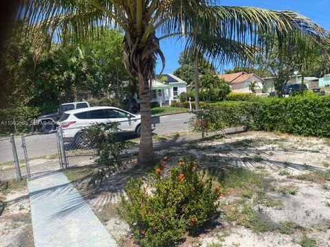 Tiny photo for 712 57th St, West Palm Beach, FL 33407 (MLS # A11993565)