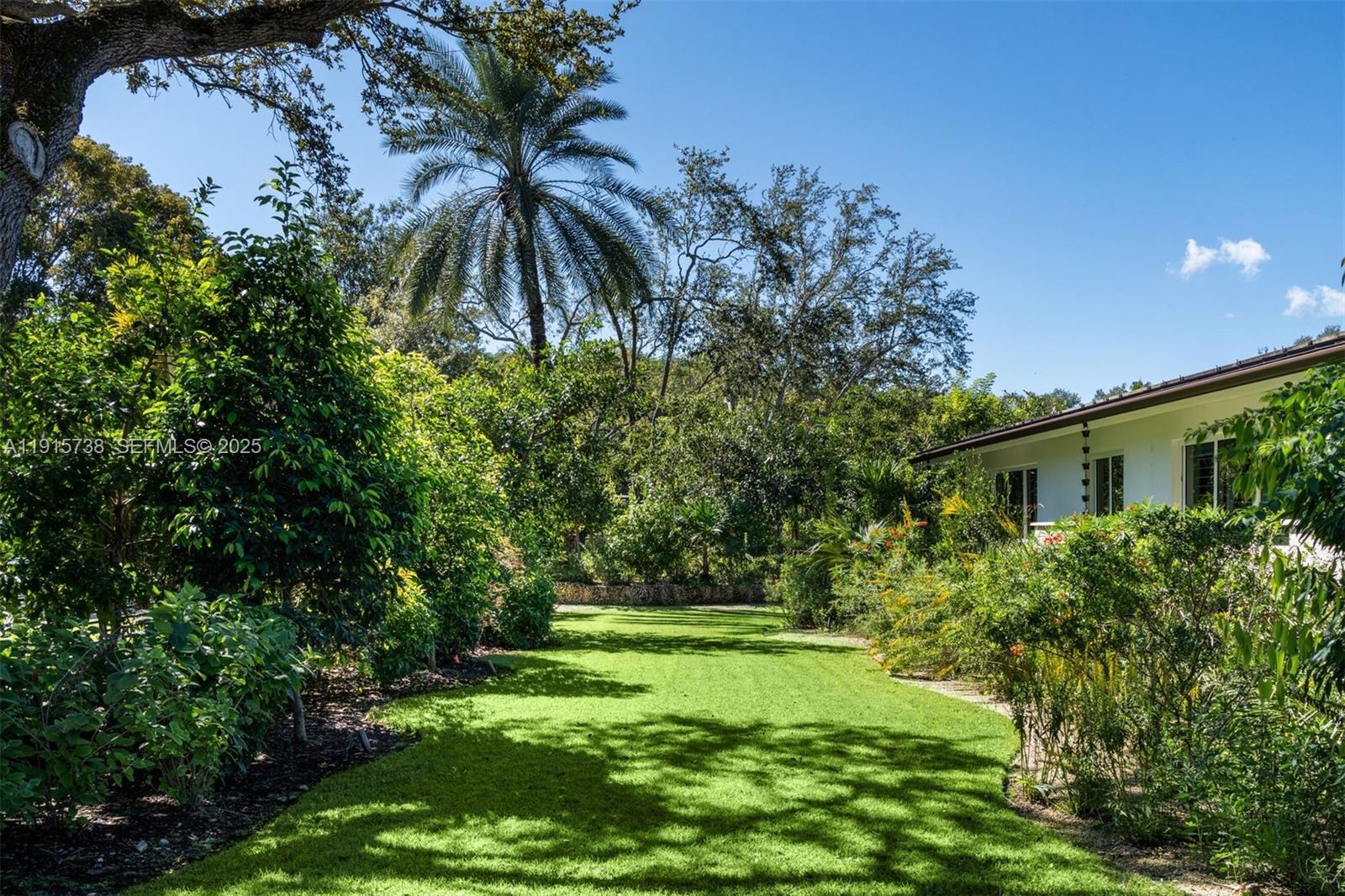 TOWN & RANCH ESTS - Residential