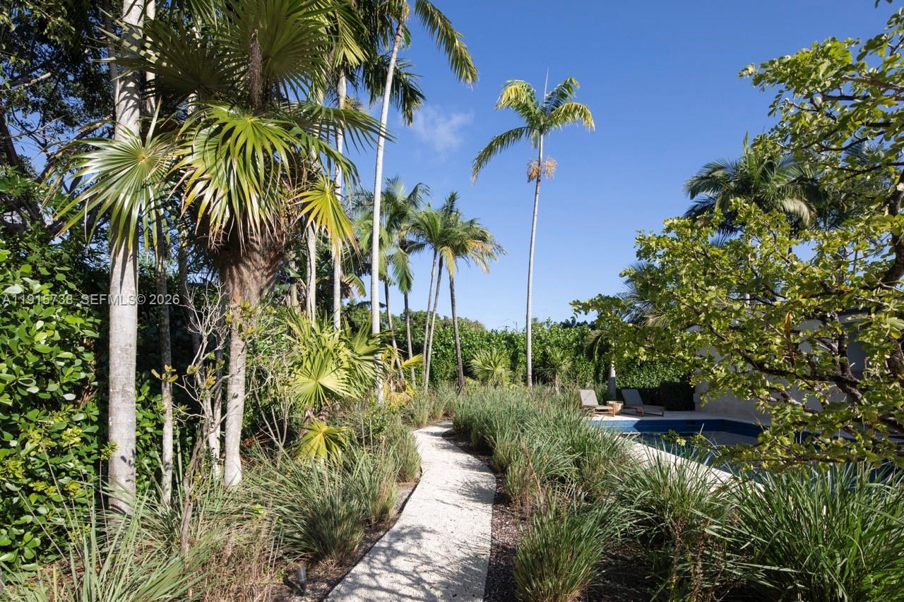 TOWN & RANCH ESTS - Residential