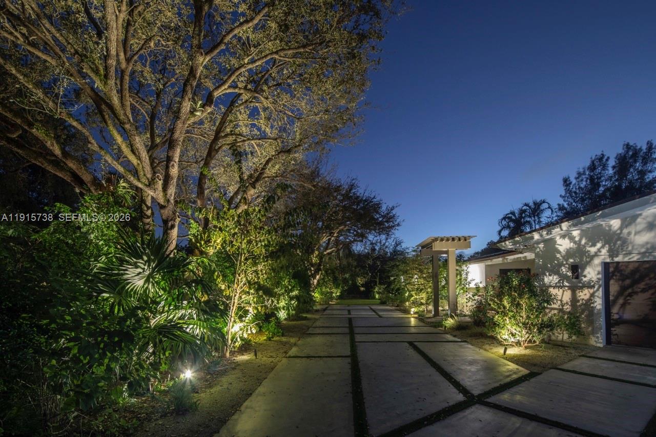 TOWN & RANCH ESTS - Residential