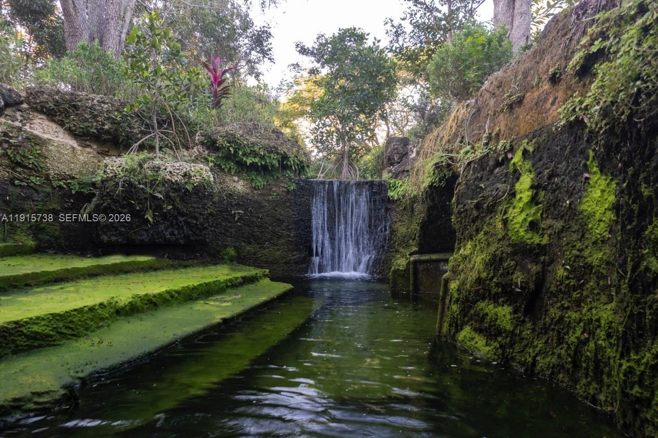 TOWN & RANCH ESTS - Residential