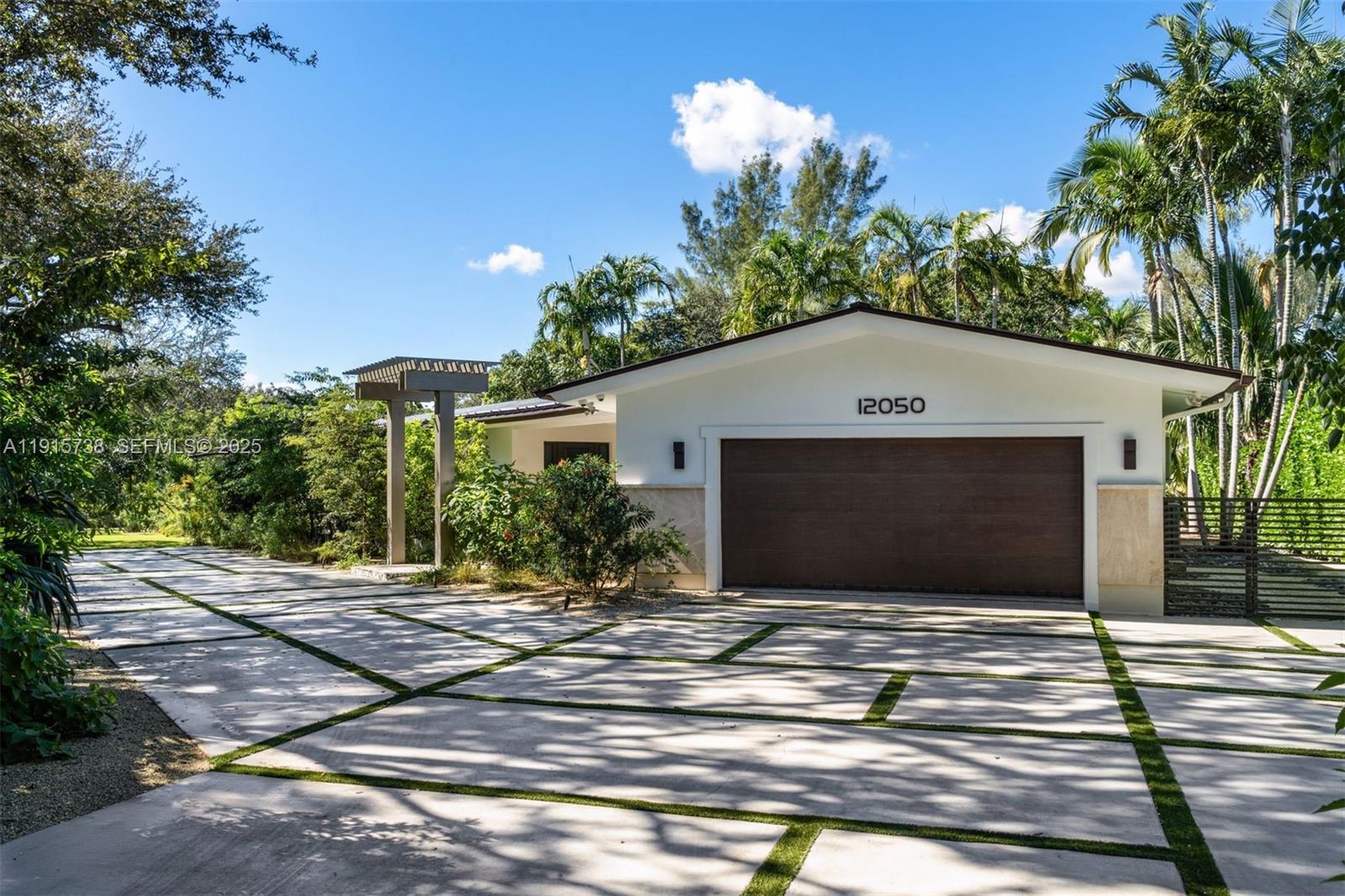 TOWN & RANCH ESTS - Residential