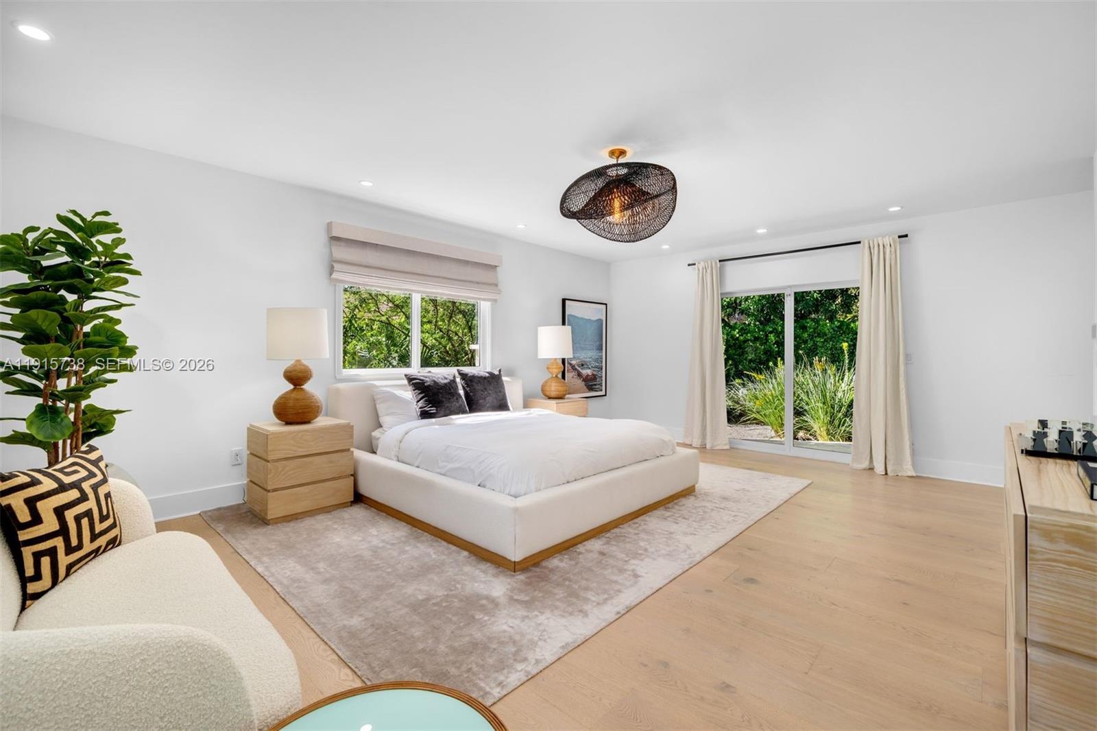 TOWN & RANCH ESTS - Residential