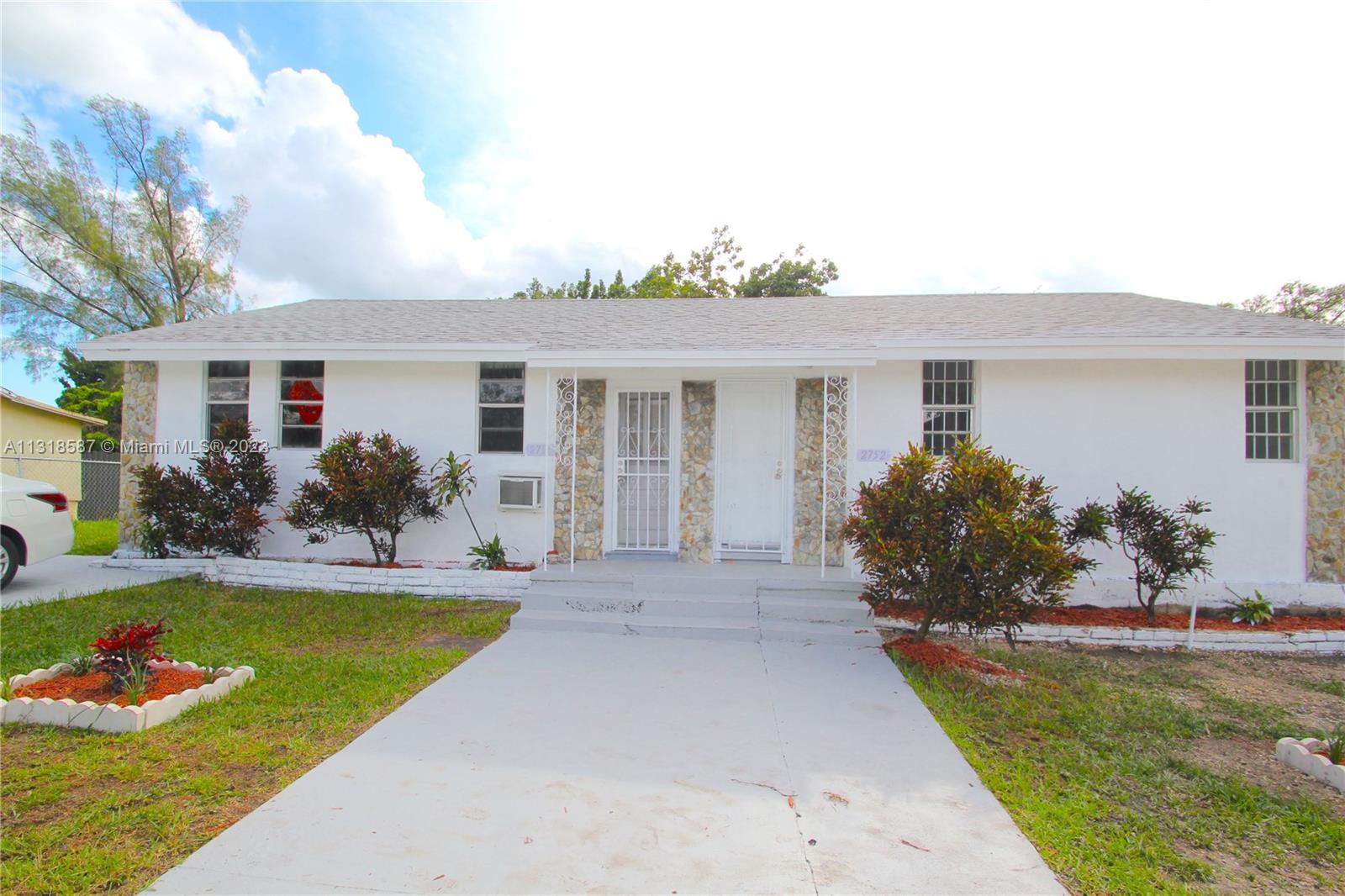 Newly renovated two bedroom and one bath DUPLEX! Wood floors, new kitchen, cathedral ceilings, painted and energy efficient wall unit air conditioning! Gated and shared yard! Unit has washer and dryer hook ups. Close to many restaurants, shops, stores and the metro mover!