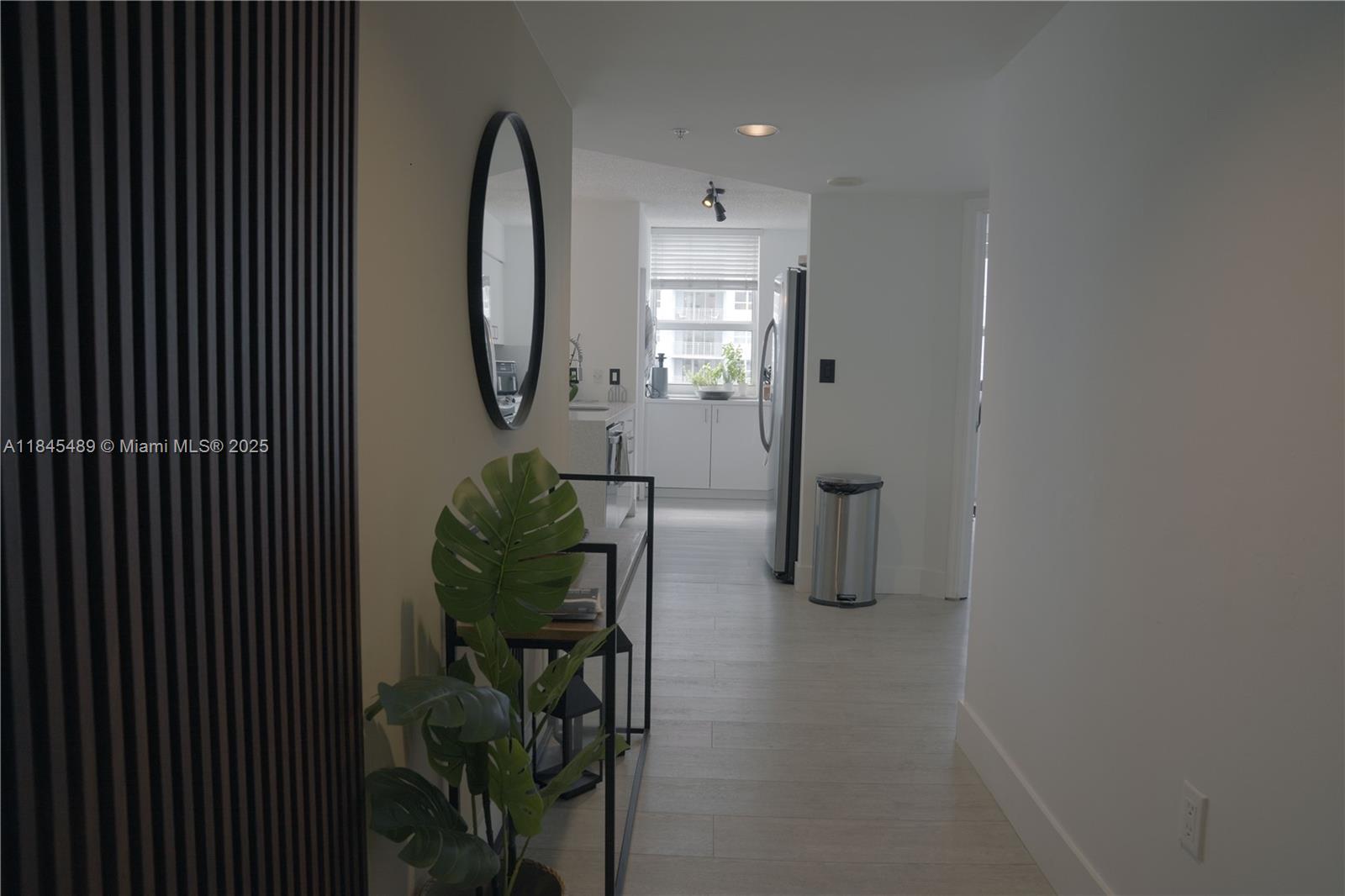 1155 Brickell Bay Dr 902, Miami, FL, 33131/$1,060,000 3 1155 Brickell Bay Dr 902