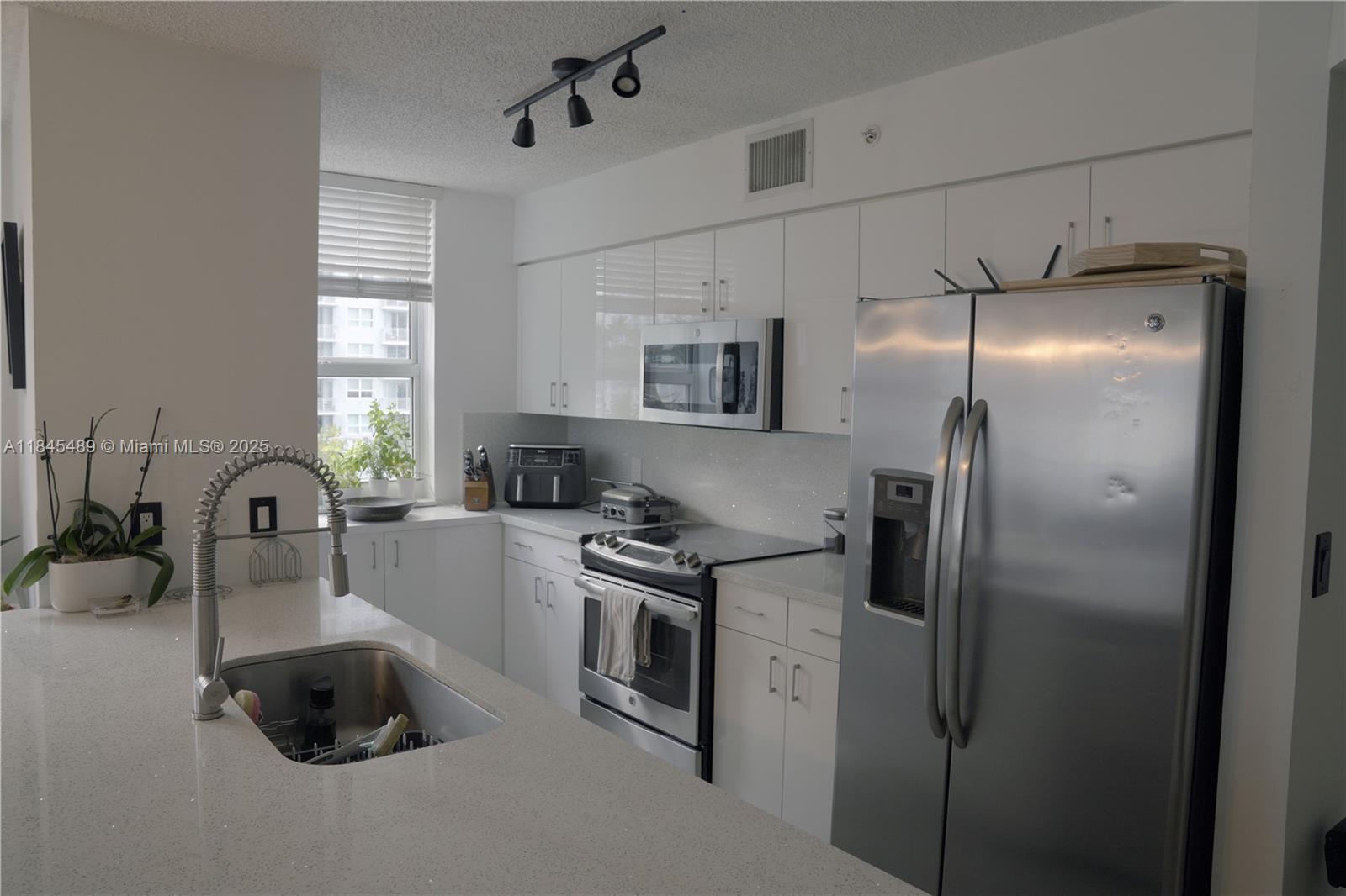 1155 Brickell Bay Dr 902, Miami, FL, 33131/$1,060,000 4 1155 Brickell Bay Dr 902