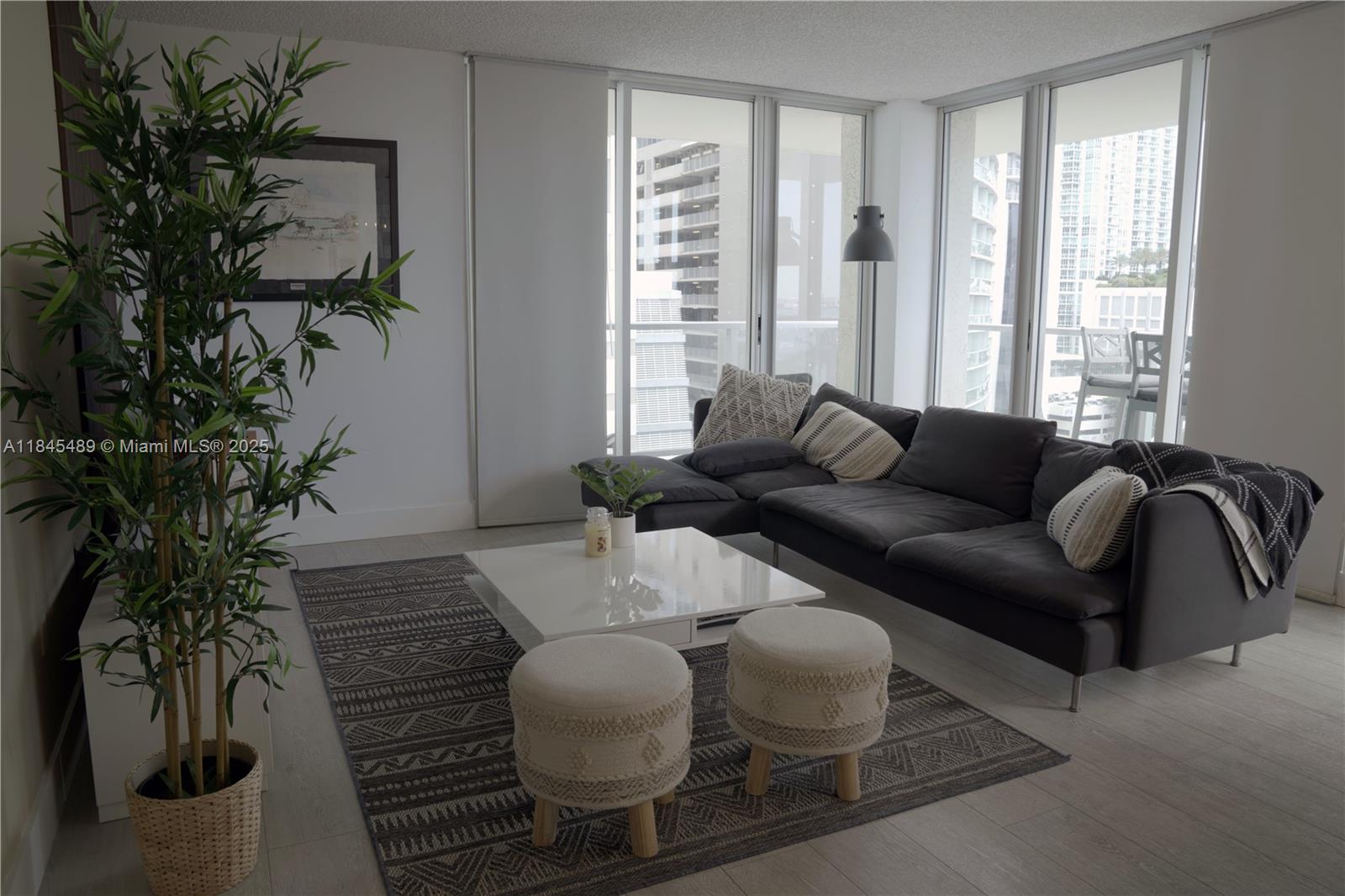 1155 Brickell Bay Dr 902, Miami, FL, 33131/$1,060,000 2 1155 Brickell Bay Dr 902