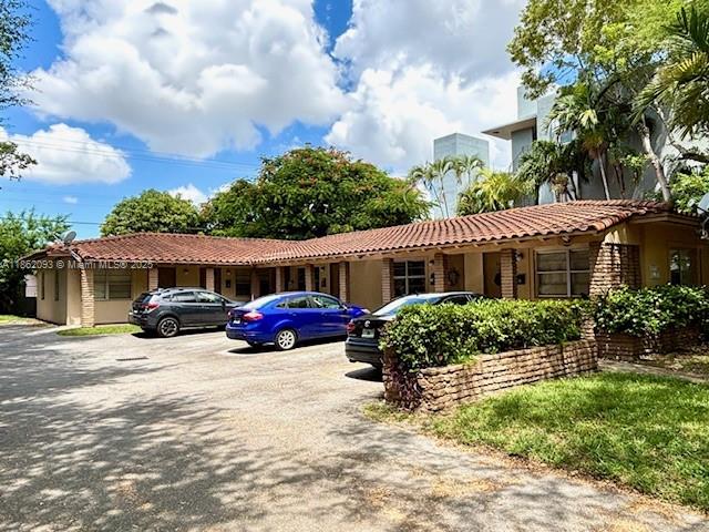 Coral Gables - Assigned parking front of unit ! Rare Find ! LARGE STUDIO apt - Total Remodel Aug 2025 .
Immaculate Condition, Freshly painted, Tile Floors, Brand New Bathroom with shower, Updated kitchen, Newer Appliances , New Window Blinds , New AC , New Ceiling fan, Close to Miracle Mile Shops, restaurants, Airport,
public transportation Must ! Laundry Room in building next to apt ! Won't last long ! Easy to show
No Pets, Rental History, Good Credit , stable job ,No smoking