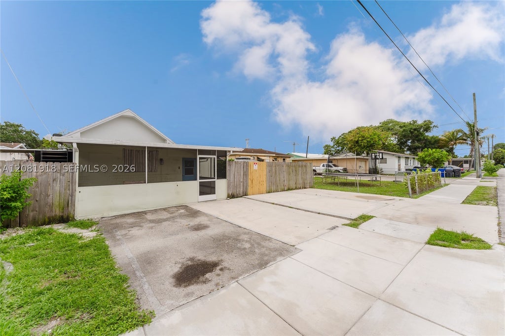 Photo of 5737 Grant St, Hollywood, FL 33021 (MLS # A12081918)