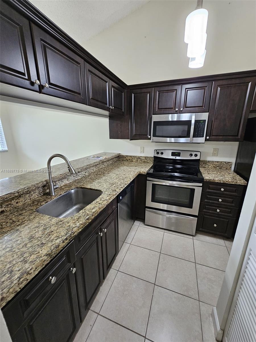 Beautiful 1 bedroom 1 bathroom unit overlooking the golf course, stainless steel appliances, granite countertops and tile floors. This floor plan is one of the few not facing common areas. Resort style amenities, community pool, gym, tennis, clubhouse and racquetball court. Minutes from Publix, the Outlets and Downtown West Palm Beach.