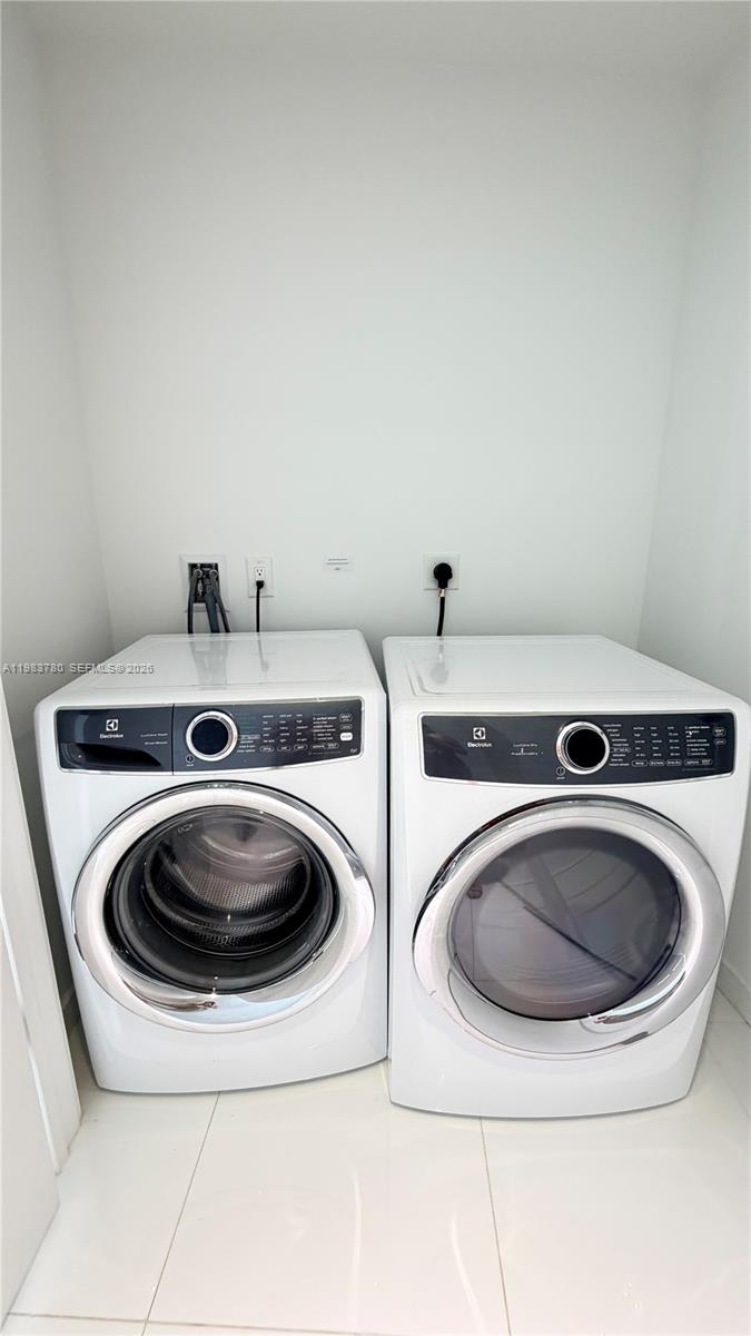 PARAMOUNT MIAMI WORLDCENT - Residential Lease