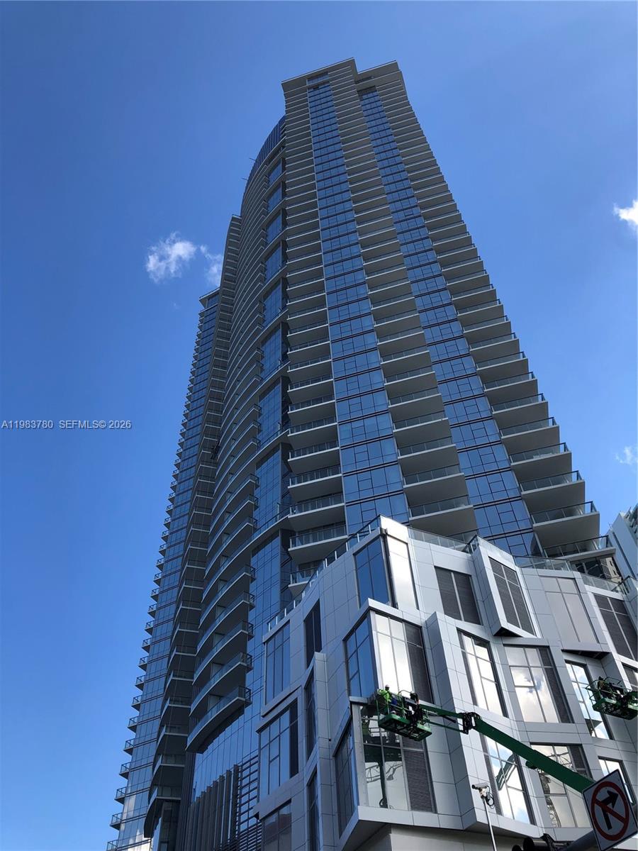 PARAMOUNT MIAMI WORLDCENT - Residential Lease