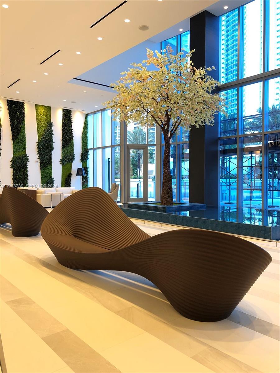 PARAMOUNT MIAMI WORLDCENT - Residential Lease