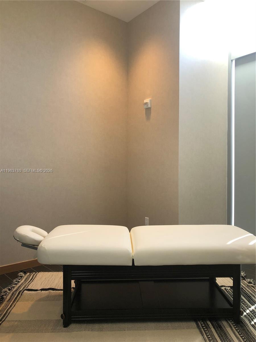 PARAMOUNT MIAMI WORLDCENT - Residential Lease