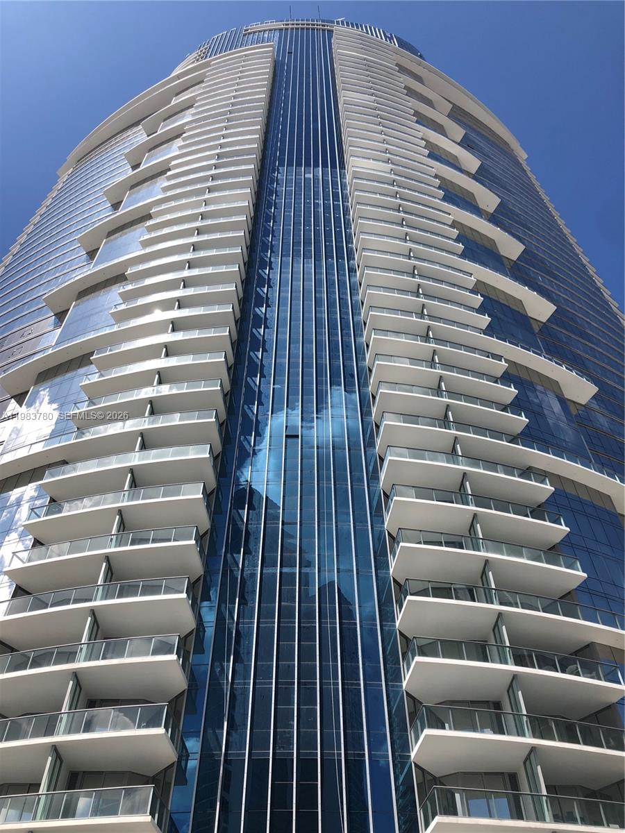 PARAMOUNT MIAMI WORLDCENT - Residential Lease