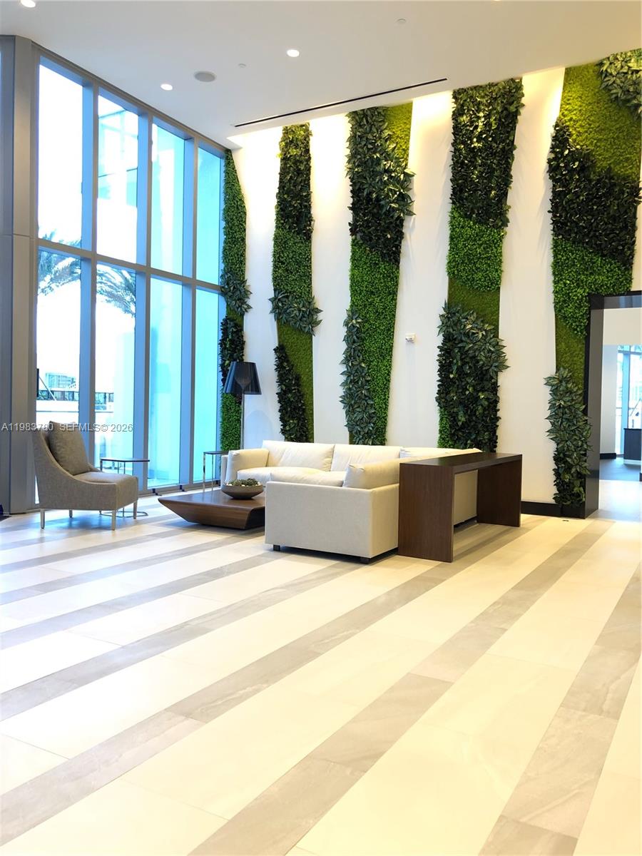 PARAMOUNT MIAMI WORLDCENT - Residential Lease