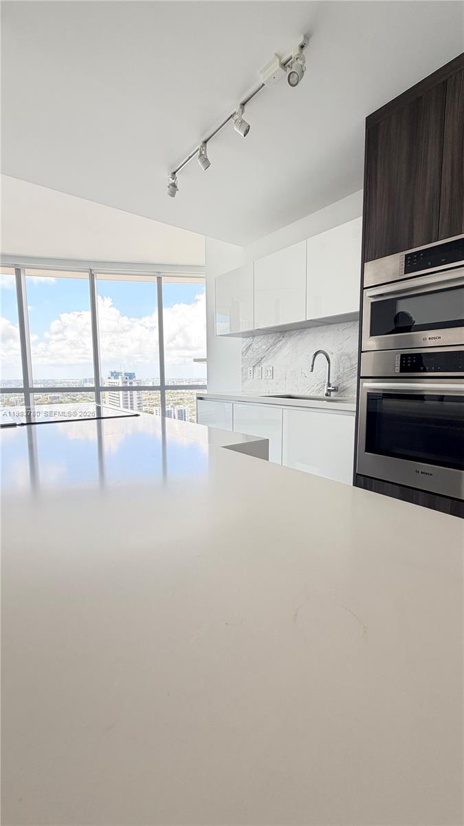 PARAMOUNT MIAMI WORLDCENT - Residential Lease