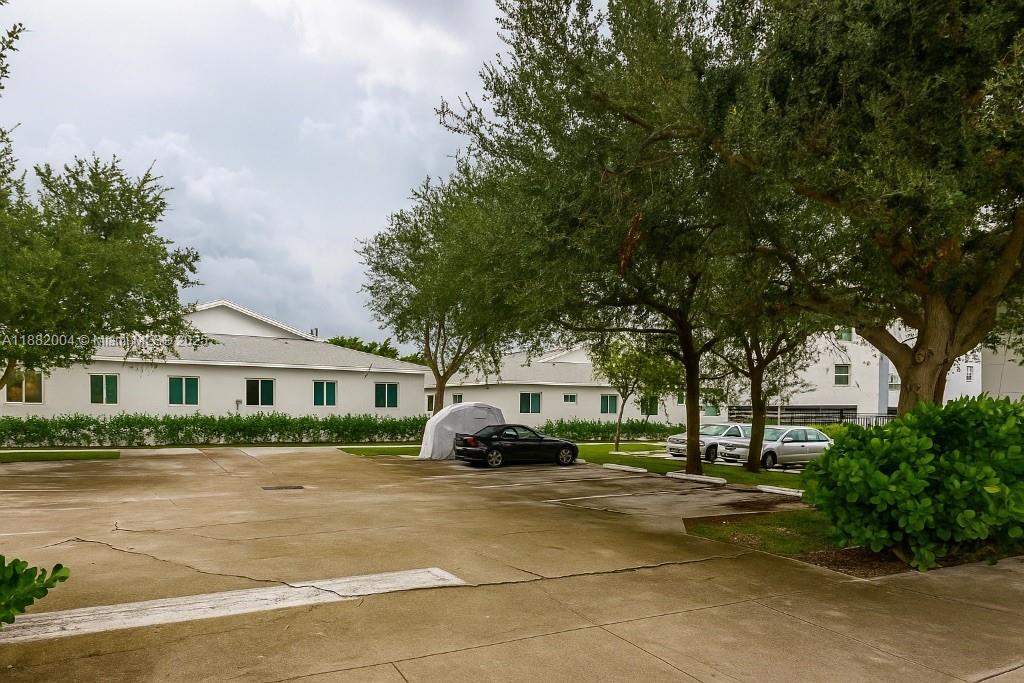 HOLLYWOOD LITTLE RANCHES - Residential Lease