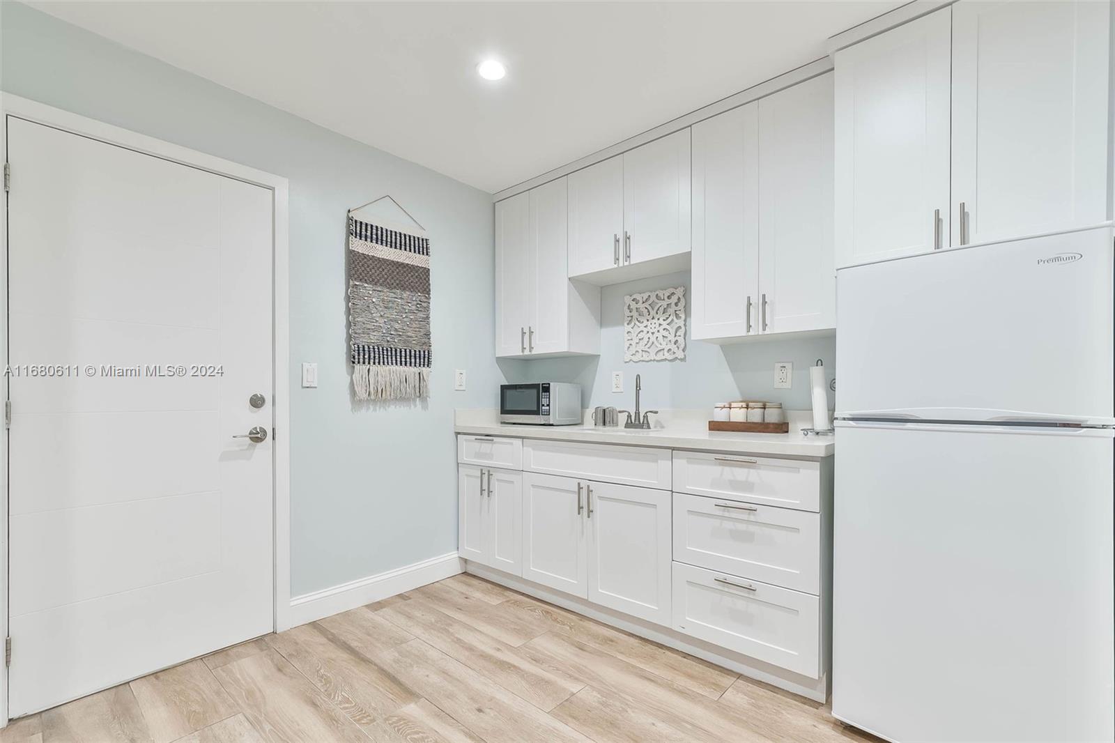 FOUR LAKES SEC 1 - Residential Lease