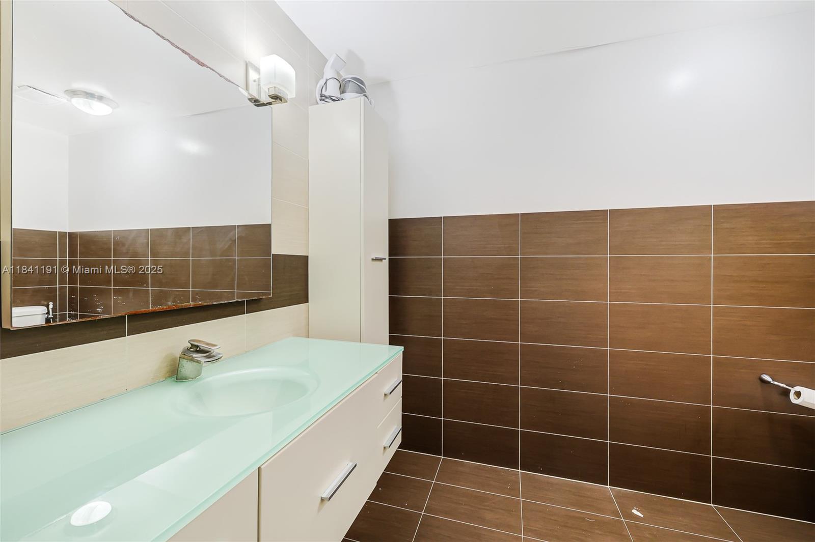 LAKE & TENNIS VILLAS PH 1 - Residential