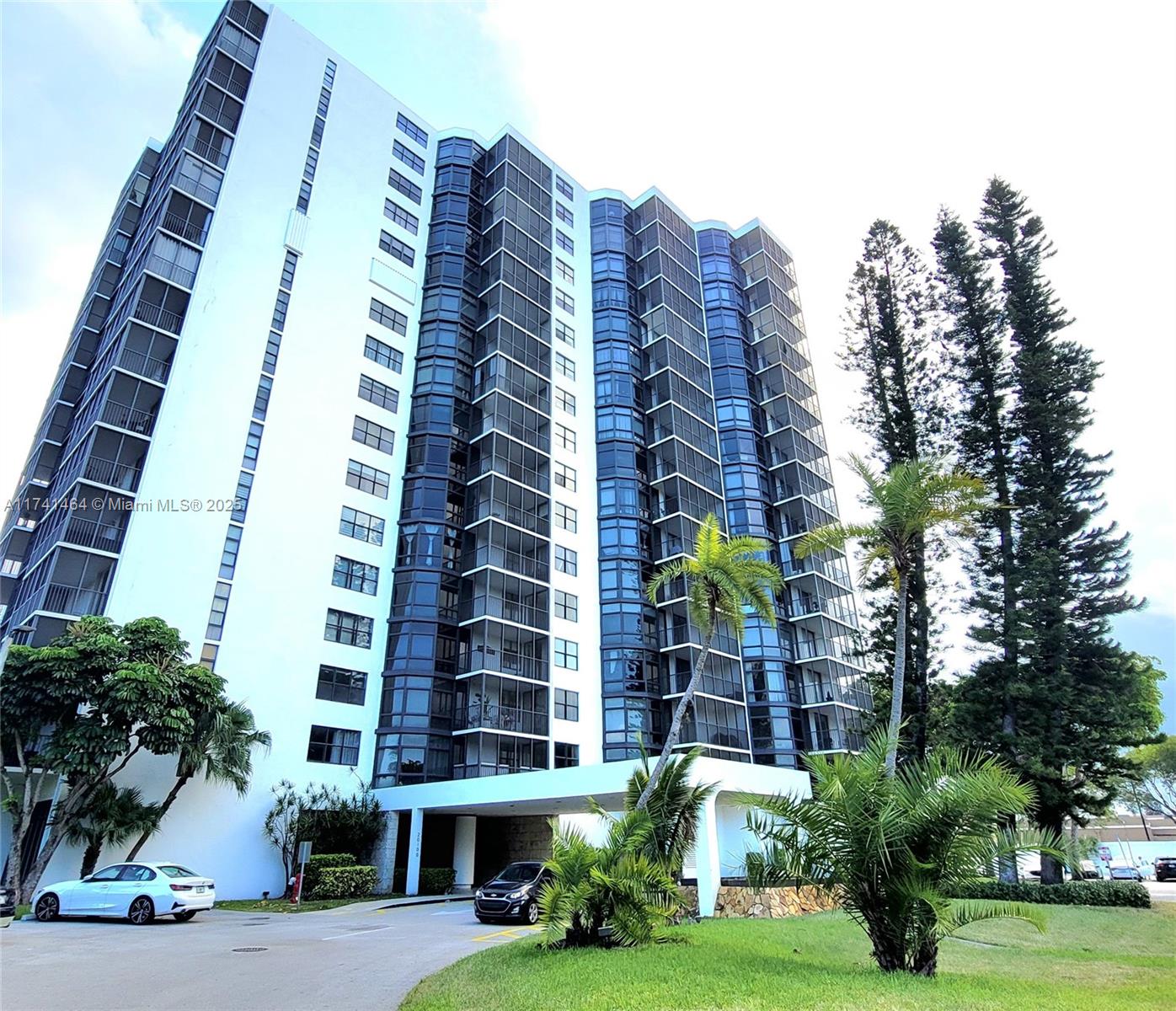 Property for Sale at 20100 W Country Club Dr 809, Aventura, Miami-Dade County, Florida - Bedrooms: 2 
Bathrooms: 2  - $355,000
