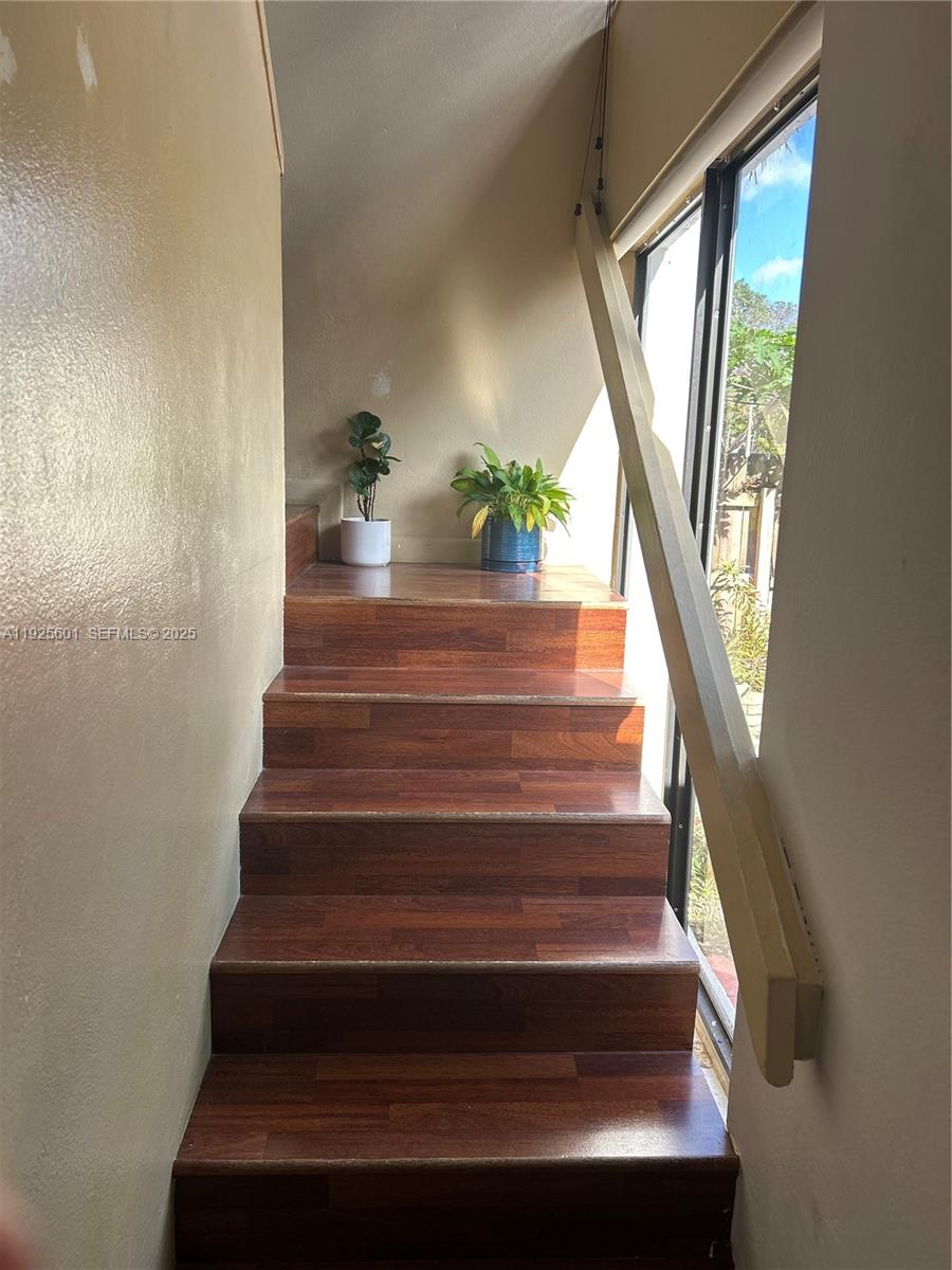 SNAPPER CREEK TOWNHOUSES - Residential