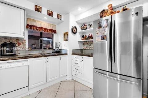 SNAPPER CREEK TOWNHOUSES - Residential