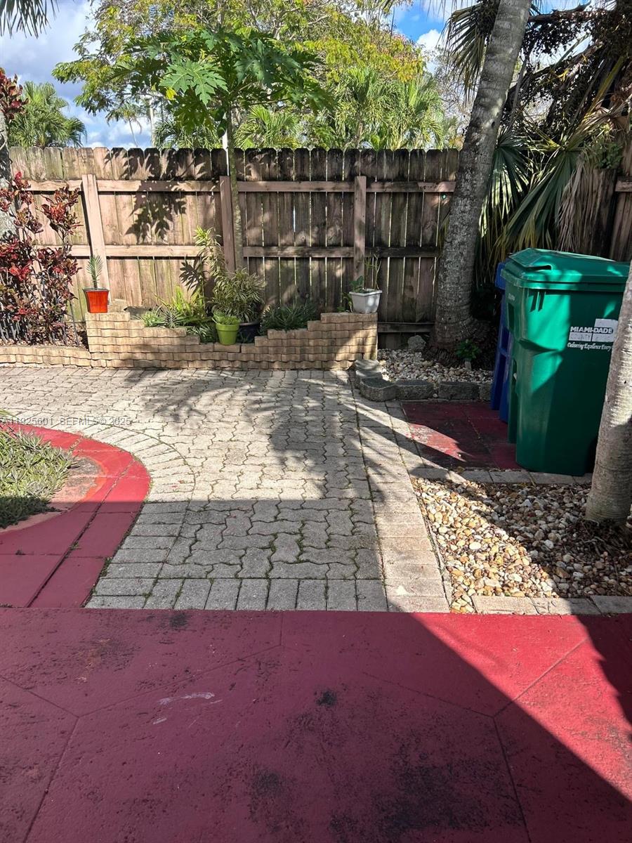 SNAPPER CREEK TOWNHOUSES - Residential