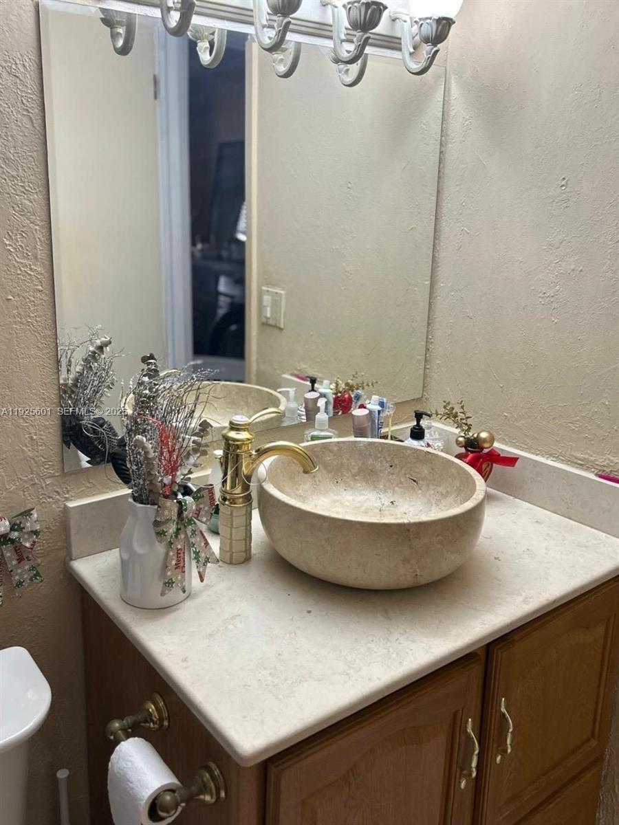 SNAPPER CREEK TOWNHOUSES - Residential