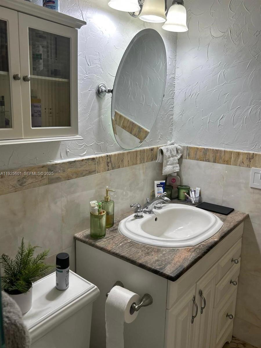 SNAPPER CREEK TOWNHOUSES - Residential