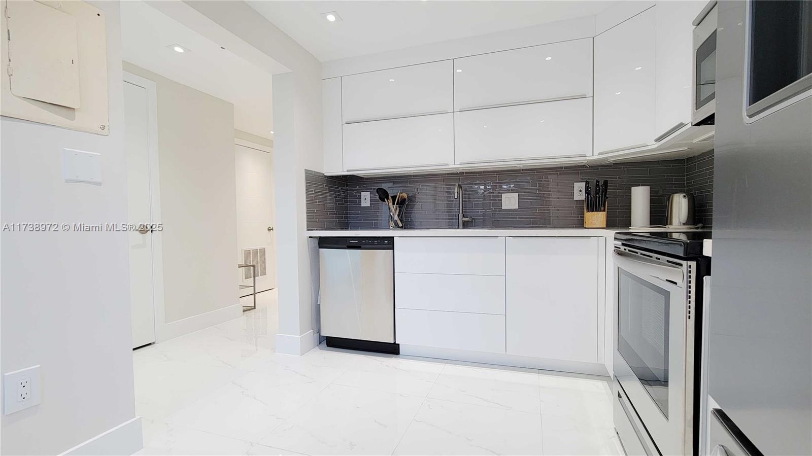 369 Poinciana Dr 1115