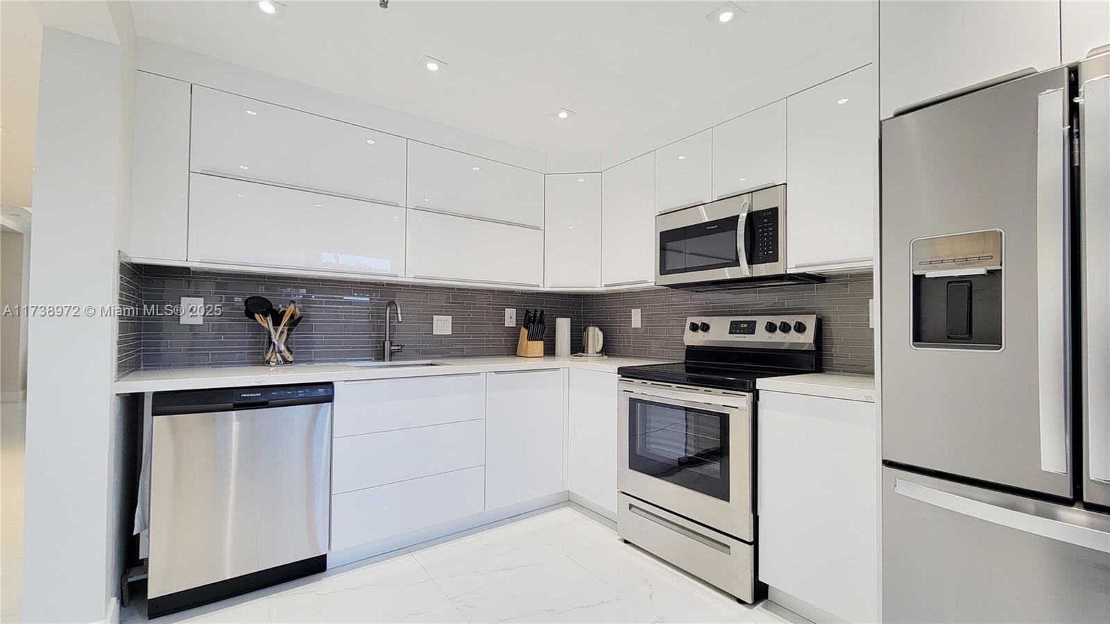 369 Poinciana Dr 1115