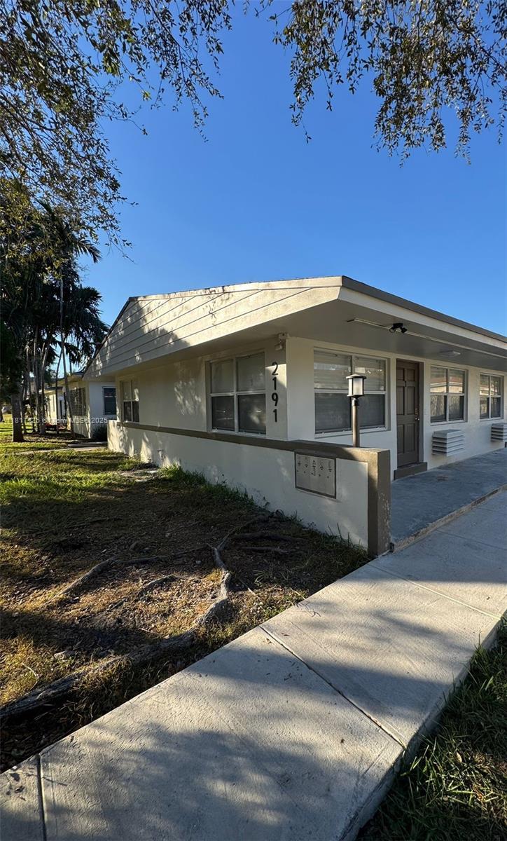 2191 Ne 167th St 1, North Miami Beach, Miami-Dade County, Florida - 1 Bedrooms  
1 Bathrooms - 