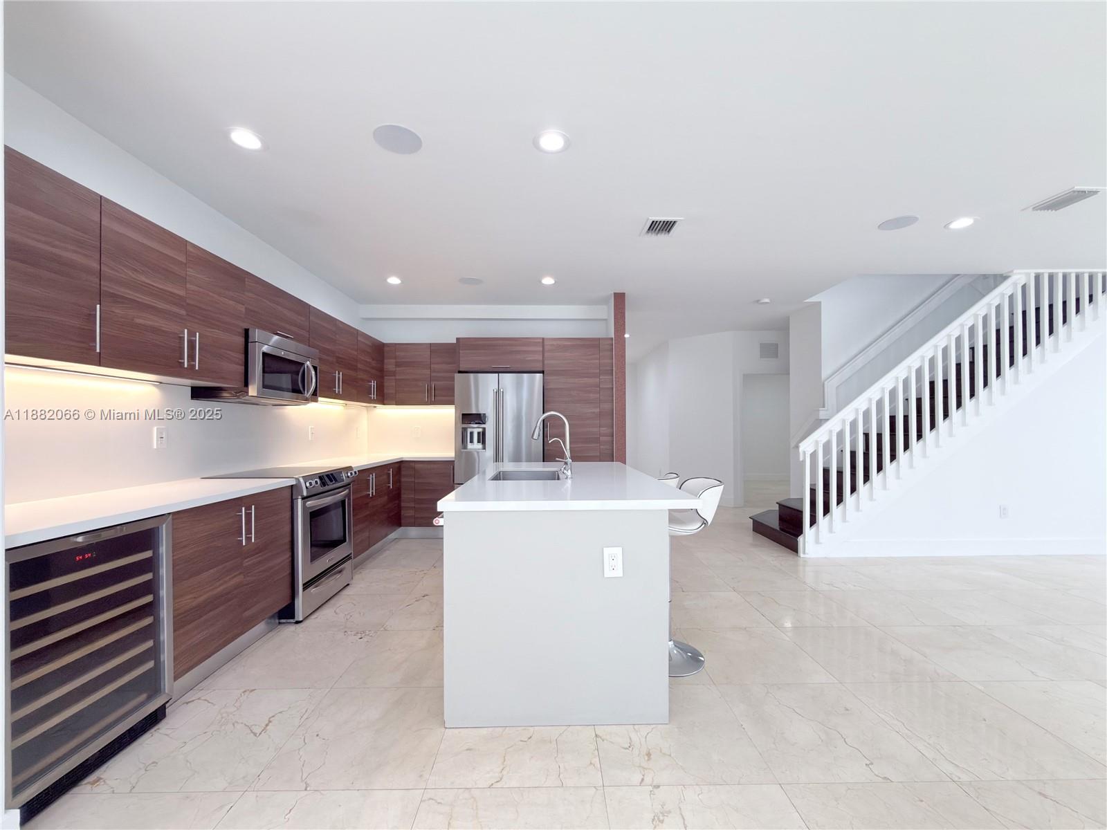 VINTAGE ESTATES - Residential